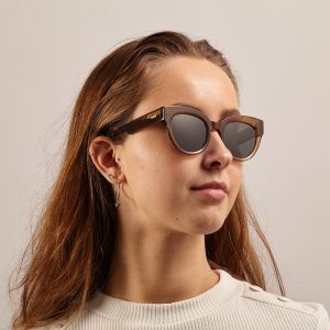 Γυναικεία κοκάλινα γυαλιά ηλίου πεταλούδα Lucile σε ανοιχτόχρωμο καφέ χρώμα και γκρι polarized φακούς της εταιρίας Komono για όλα τα πρόσωπα.