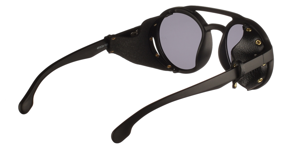 Unisex στρογγυλά πιλοτικά γυαλιά ηλίου Carlos σε μαύρο ματ χρώμα με διπλή μπάρα, δερμάτινες μαύρες λεπτομέρειες στο πλάι και σκουρόχρωμους γκρι φακούς της εταιρίας Armed Robbery για όλα τα πρόσωπα.