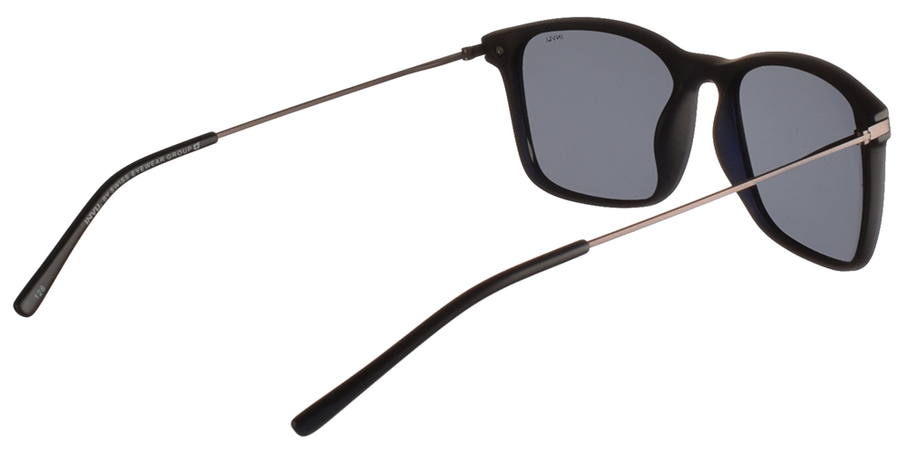 Διαχρονικά κοκάλινα ανδρικά γυαλιά ηλίου B2911 C σε μαύρο ματ σκελετό με γκρι polarized φακούς της εταιρίας Invu για μεσαία και μεγάλα πρόσωπα.