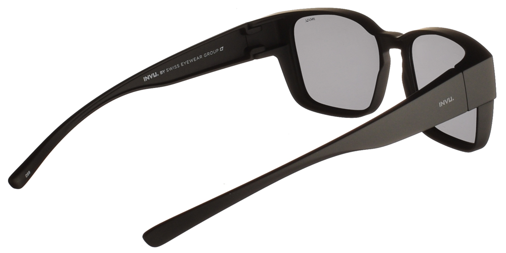 Διαχρονικά κοκάλινα ανδρικά γυαλιά ηλίου E2805 σε μαύρο ματ σκελετό με γκρι polarized φακούς της εταιρίας Invu για όλα τα πρόσωπα.