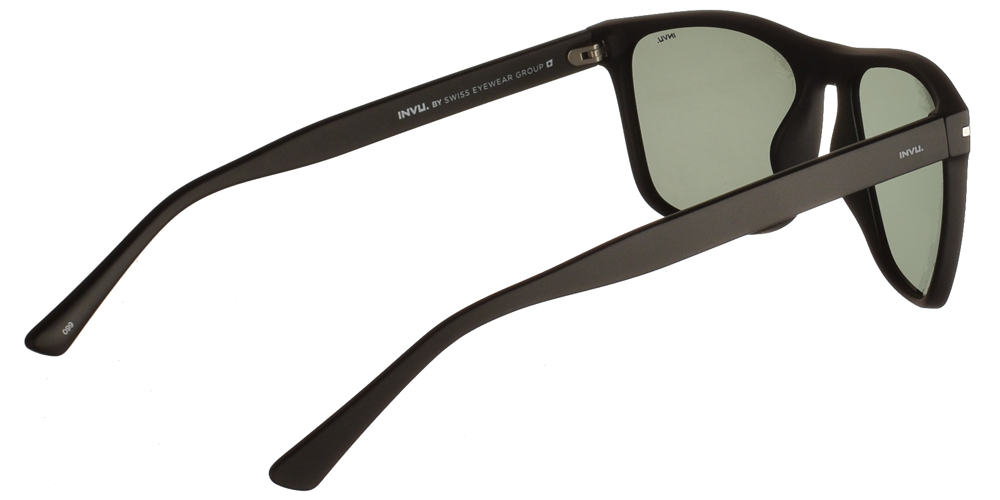 Διαχρονικά κοκάλινα ανδρικά γυαλιά ηλίου B2025 σε μαύρο ματ σκελετό με πράσινους polarized φακούς της εταιρίας Invu για μεσαία και μεγάλα πρόσωπα.