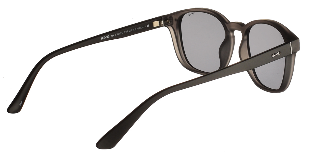 Διαχρονικά κοκάλινα ανδρικά γυαλιά ηλίου T2902 C σε γκρι ματ σκελετό με γκρι polarized φακούς της εταιρίας Invu για όλα τα πρόσωπα.