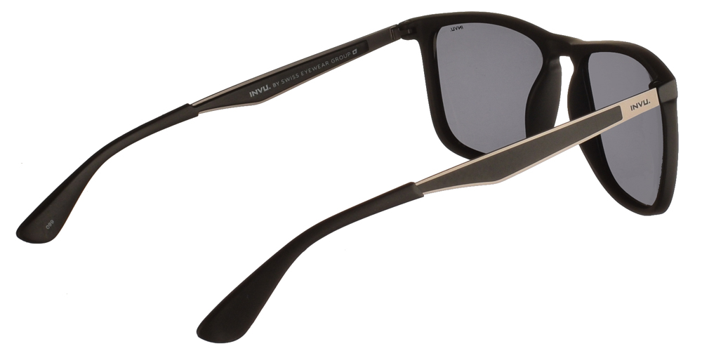 Διαχρονικά κοκάλινα ανδρικά γυαλιά ηλίου B2001 A σε μαύρο ματ σκελετό με γκρι polarized φακούς της εταιρίας Invu για μεσαία και μεγάλα πρόσωπα.