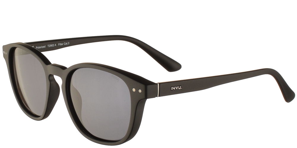 Διαχρονικά κοκάλινα ανδρικά γυαλιά ηλίου T2902 A σε μαύρο ματ σκελετό με γκρι polarized φακούς της εταιρίας Invu για όλα τα πρόσωπα.