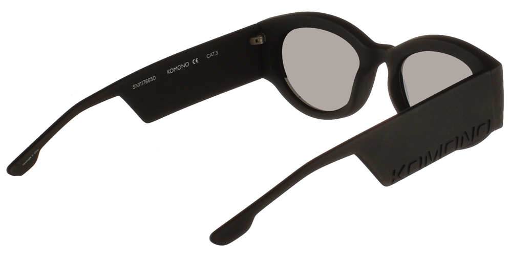 Γυναικεία κοκάλινα γυαλιά ηλίου πεταλούδα Komono Dax Carbon μαύρο matte σκελετό και επίπεδους γκρι φακούς για όλα τα πρόσωπα.