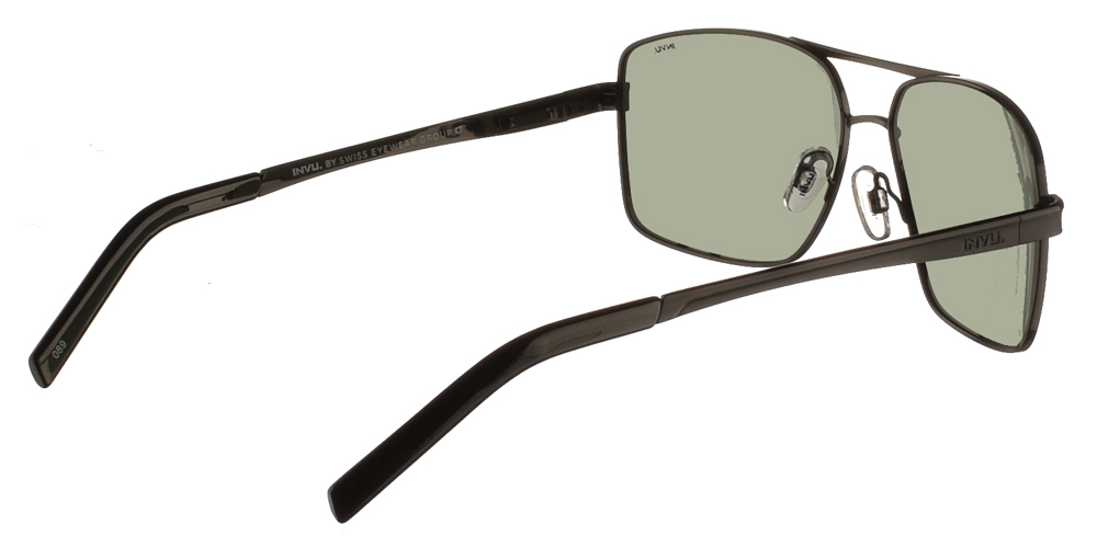 Διαχρονικά ανδρικά μεταλλικά γυαλιά ηλίου B1015 σε μαύρο σκελετό με πράσινους polarized φακούς της εταιρίας Invu για μεσαία και μεγάλα πρόσωπα.