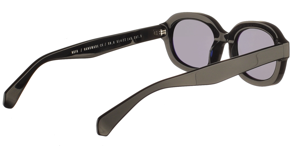 Χειροποίητα κοκάλινα unisex γυαλιά ηλίου Nsfk σε μαύρο σκελετό και επίπεδους σκούρους γκρι φακούς με εσωτερικές antireflex επιστρώσεις της εταιρίας Gast για όλα τα πρόσωπα.