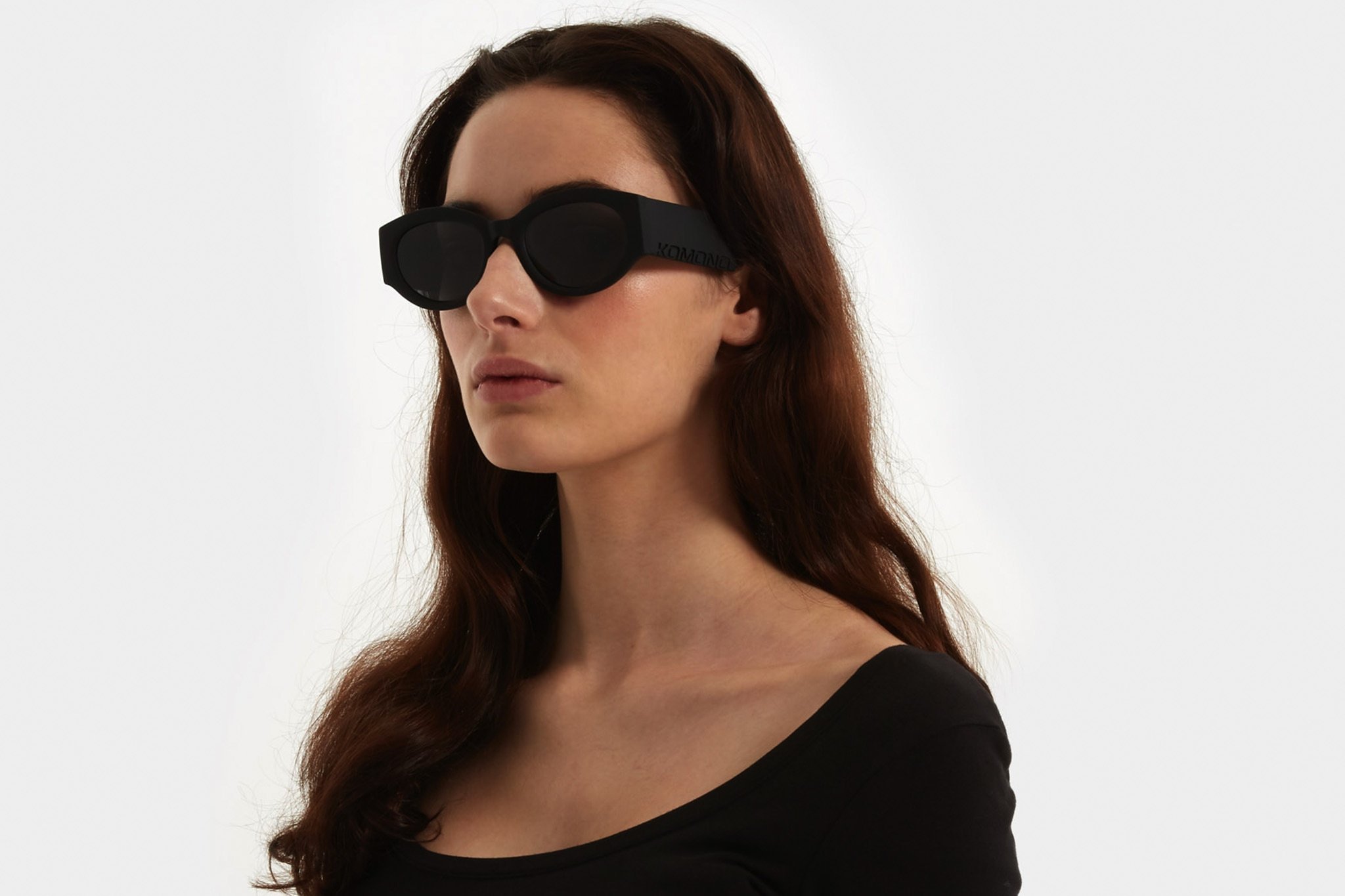 Κοκάλινα unisex γυαλιά ηλίου Dax σε μαύρο matte σκελετό και επίπεδους γκρι φακούς της εταιρίας Komono για όλα τα πρόσωπα.