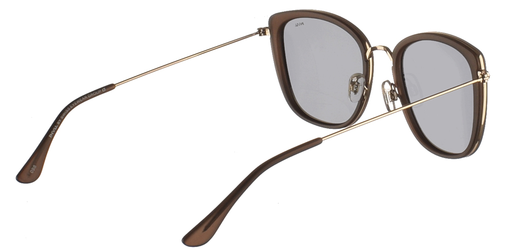 Γυναικεία κοκάλινα γυαλιά ηλίου T1905 A σε ματ καφέ χρώμα με χρυσούς λεπτομέρειες και γκρί σκούρους polazrized φακούς της εταιρίας  Invu κατάλληλο για μεσαία και μεγάλα πρόσωπα.