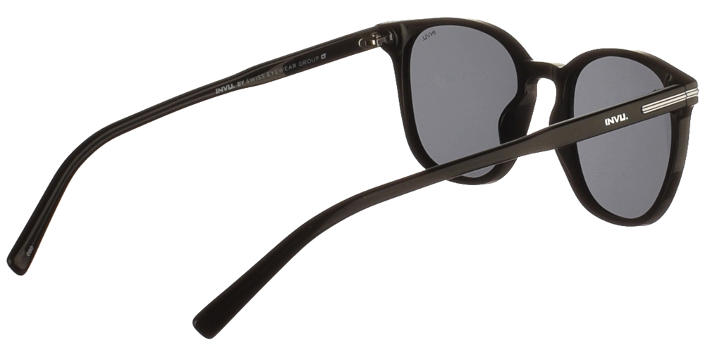 Διαχρονικά κοκάλινα ανδρικά γυαλιά ηλίου V2101 σε μαύρο ματ σκελετό, με ασημί λεπτομέρειες και γκρι polarized φακούς της εταιρίας Invu για όλα τα πρόσωπα.