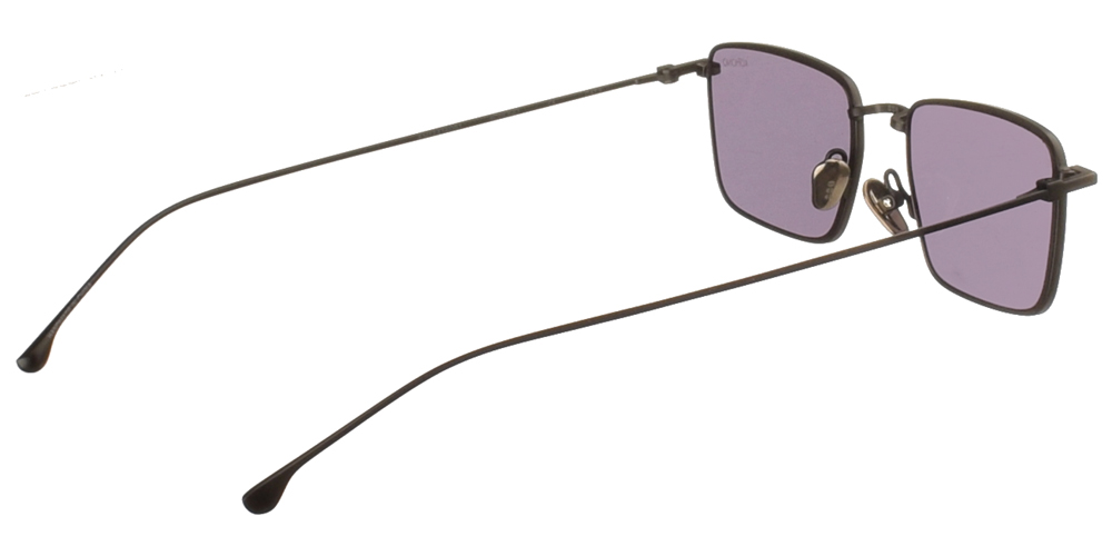 Μεταλλικά unisex τετράγωνα γυαλιά ηλίου Ian σε μαύρο μεταλλικό χρώμα και σκούρους μωβ - γκρι polarized φακούς της εταιρίας Komono για όλα τα πρόσωπα.