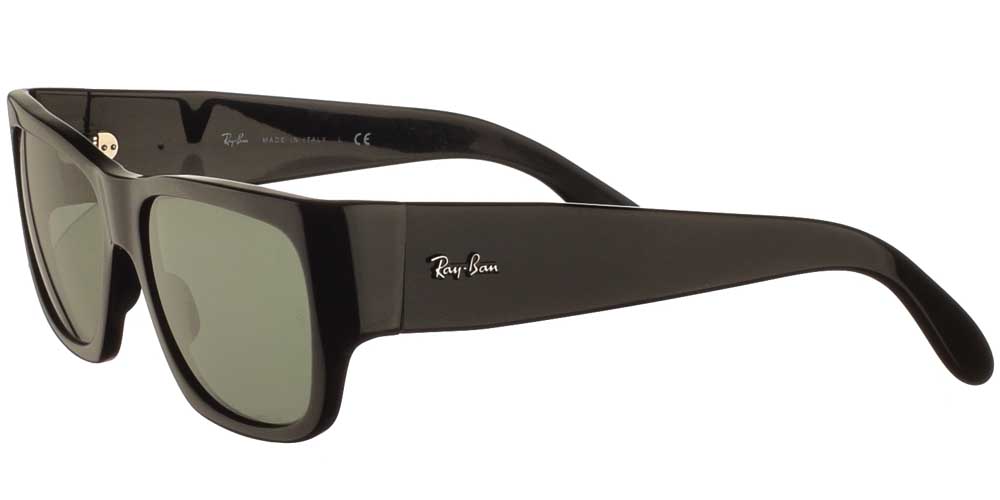 Τετράγωνα κλασικά γυαλιά ηλίου RB 2187 Nomad σε μαύρο σκελετό και σκούρους πράσινους φακούς της εταιρίας Ray Ban για όλα τα πρόσωπα.