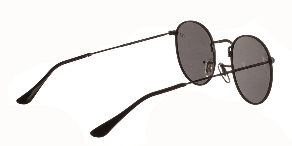 Μεταλλικά ανδρικά και γυναικεία στρογγυλά γυαλιά ηλίου Willy P σε μαύρο χρώμα και μαύρους polarized φακούς της εταιρίας Armed Robbery για όλα τα πρόσωπα.